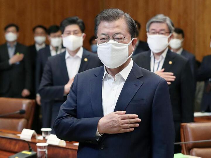 Die Entscheidung, Konsum-Gutscheine an die Bevölkerung zu verteilen fiel Südkoreas Präsidentn Moon Jae In offenbar nicht leicht.