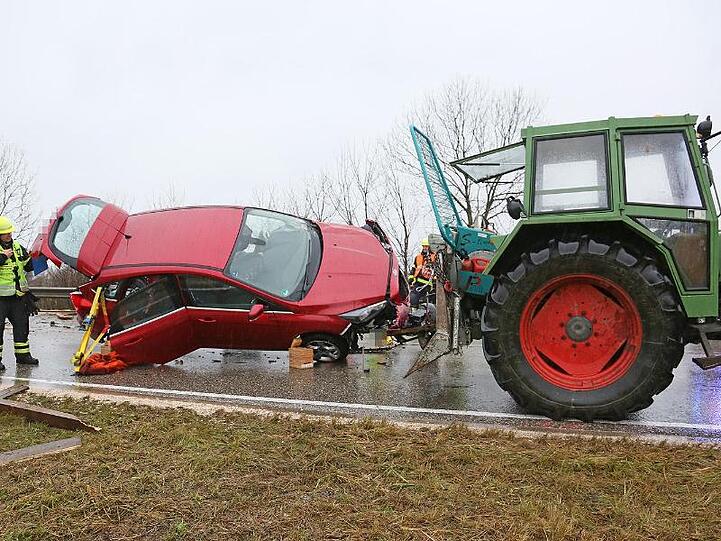 Rettungskräfte an der Unfallstelle auf der Bundesstraße 20. Foto: Markus Leitner/BRK BGL/dpa