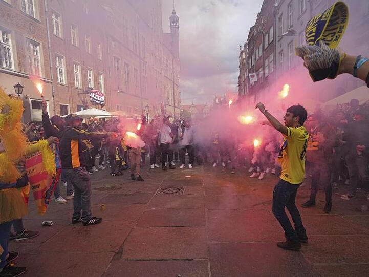 Fans von Villarreal feiern vor dem Spiel in der Danziger Innenstadt.