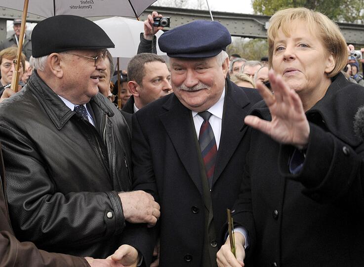 Mit einem symbolischen Gang über den früheren Grenzkontrollpunkt Bornholmer Straße gedenkt Bundeskanzlerin Angela Merkel mit Michail Gorbatschow und dem früheren polnischen Gewerkschafter und Staatspräsidenten Lech Walesa (M) am 09.11.2009 in Berlin des Mauerfalls 20 Jahre zuvor.