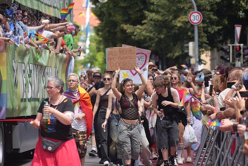Teilnehmer und Teilnehmerinnen beim CSD in München.