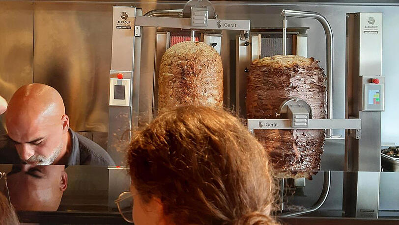 Das Fleisch wird nicht mehr per Hand, sondern von einer Maschine automatisch vom Drehspieß abgeschnitten. Das Fleisch wird nicht mehr per Hand, sondern von einer Maschine automatisch vom Drehspieß abgeschnitten.