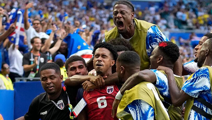 Der Außenseiter jubelt: Kevin Pina (Nr. 6) und seine Teamkollegen feiern das erste Tor in der WM-Geschichte Kap Verdes. Der Außenseiter jubelt: Kevin Pina (Nr. 6) und seine Teamkollegen feiern das erste Tor in der WM-Geschichte Kap Verdes.