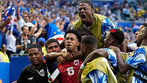 Der Au&szlig;enseiter jubelt: Kevin Pina (Nr. 6) und seine Teamkollegen feiern das erste Tor in der WM-Geschichte Kap Verdes.