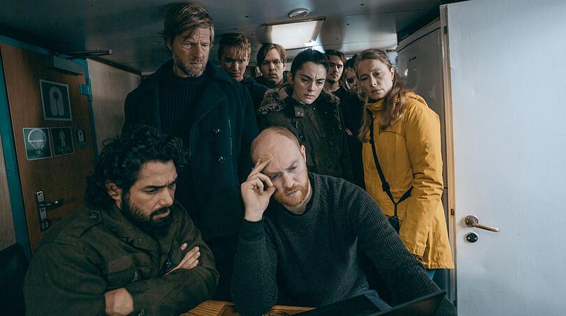 Die Aktivistengruppe um Skipper Hams (Henning Baum, zweiter von links), Francesca (Rachael Rooney, zweite von rechts) und Johanna (Odine Johne, rechts) verfolgt am Computer live, wie Jagd auf Grindwale gemacht wird. Die Aktivistengruppe um Skipper Hams (Henning Baum, zweiter von links), Francesca (Rachael Rooney, zweite von rechts) und Johanna (Odine Johne, rechts) verfolgt am Computer live, wie Jagd auf Grindwale gemacht wird.
