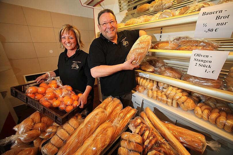 Eröffneten ihre zweite Filiale von &bdquo;Leckeres vom Vortag&ldquo;: Dagmar und Bernd Heberger, die gerade die Regale mit Brot, Gebäck und Brezen füllen.