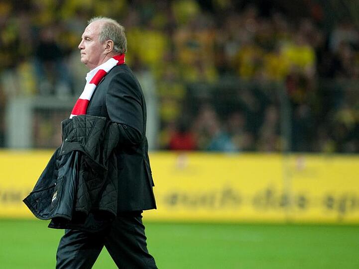 Ehrt vor dem Heimspiel gegen Freiburg den S-Bahn-Helden Dominik Brunner: FC Bayern-Präsident Uli Hoeneß.