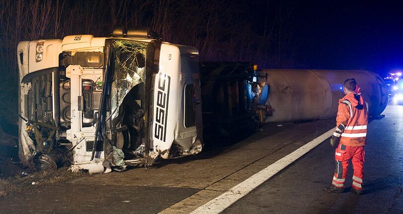 Horror-Unfall bei Wertheim: Ein Lkw ist auf einen Polizeibus geprallt. Zwei Beamte kamen dabei ums Leben. Die Bilder.