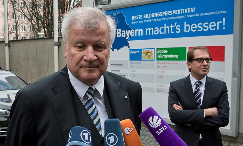 Bayerns Ministerpraesident Horst Seehofer spricht am Montag vor der CSU-Parteizentrale in München. Forderungen der FDP nach einem Einlenken im Streit über die sogenannte Homo-Ehe erteilte er erneut eine Absage.