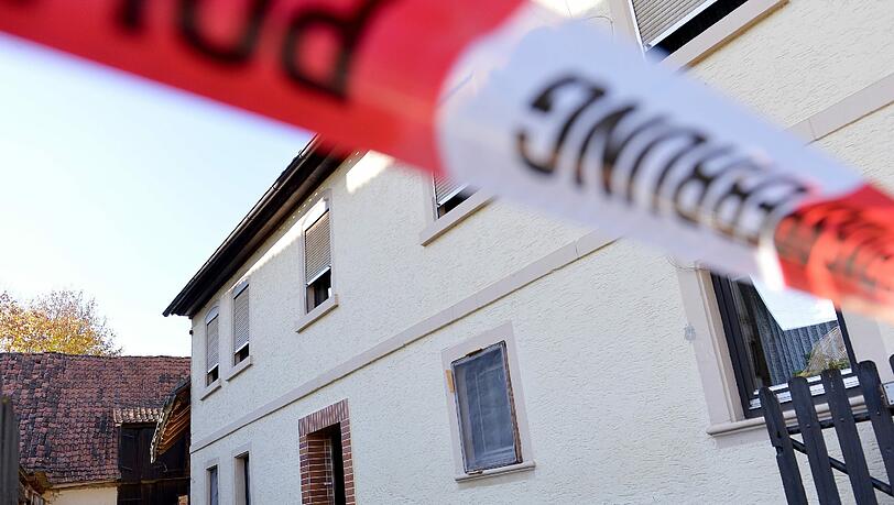 Ein Spezialeinsatzkommando fand den Tatverdächtigen wenige Stunden später leblos in einer Scheune. Ein Spezialeinsatzkommando fand den Tatverdächtigen wenige Stunden später leblos in einer Scheune.