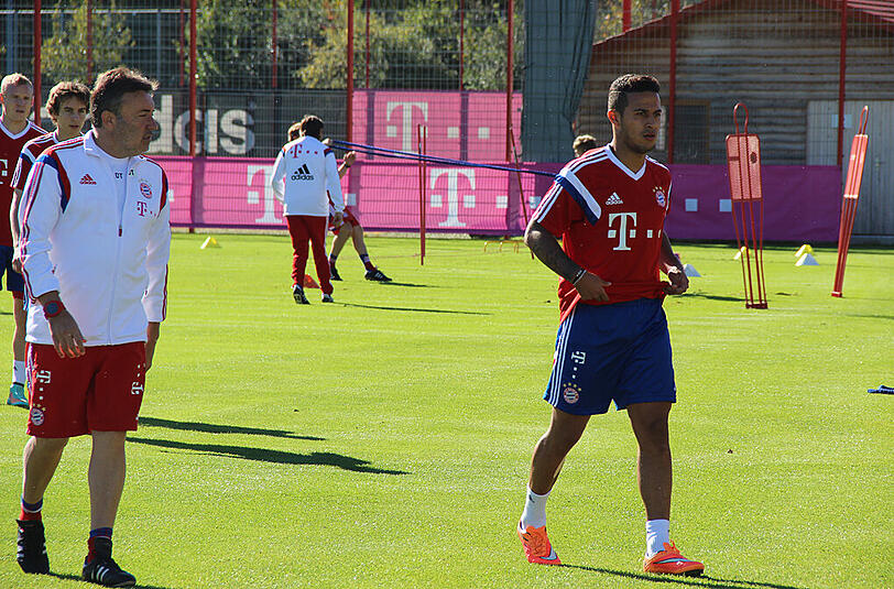Powern für die nächsten Aufgaben: Pep Guardiola fordert seine Jungs im Training.