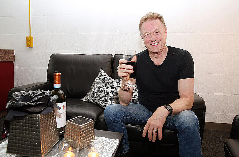 Night-of-the-Proms-Dauergast John Miles in der Pause in seiner Garderobe bei einem Glas Rotwein.