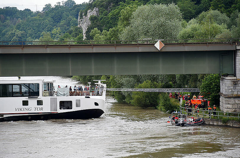 Die Bilder von der Schiffshavarie auf der Donau bei Bad Abbach.