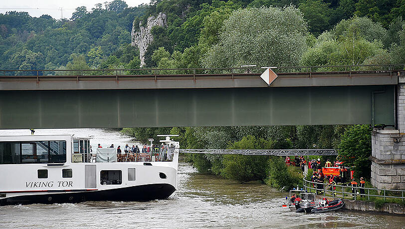 Die Bilder von der Schiffshavarie auf der Donau bei Bad Abbach.