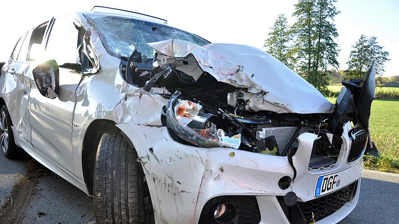 Weder der Traktor- noch der Pkw-Fahrer wurden beim Unfall verletzt. Angesichts dieser Bilder eigentlich nur schwer vorzustellen.