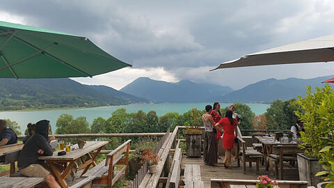 Ein bisschen unbeständig, das Wetter. Egal: Der Blick auf den Tegernsee ist auch mit Wolken spektakulär.