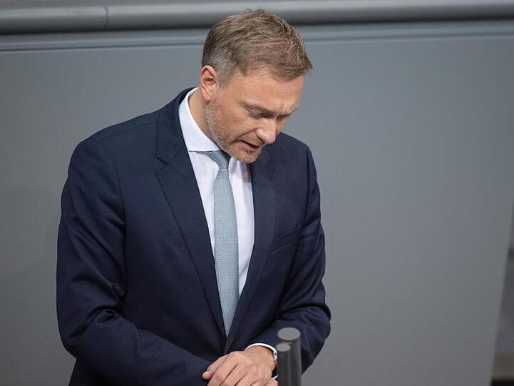 FDP-Chef Christian Lindner zeigte sich am Dienstag im Bundestag reumütig wegen des Vorgehens seiner Partei in Thüringen. Bei der Wählergunst hat das der Partei laut einer aktuellen Umfrage nicht genützt.