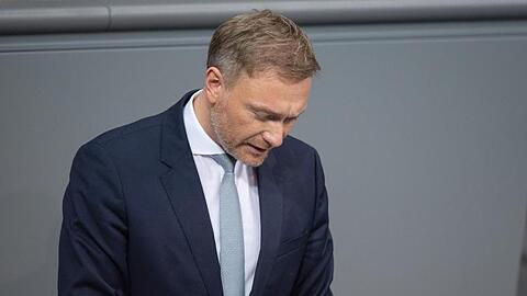 FDP-Chef Christian Lindner zeigte sich am Dienstag im Bundestag reumütig wegen des Vorgehens seiner Partei in Thüringen. Bei der Wählergunst hat das der Partei laut einer aktuellen Umfrage nicht genützt.