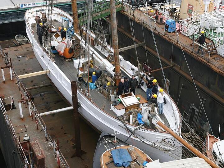 Der historische Lotsenschoner liegt in einer Hamburger Werft im Trockendock. Die "No. 5 Elbe" von 1883 war erst Ende Mai nach einer aufwendigen Restaurierung für rund 1,5 Millionen Euro in den Hamburger Hafen zurückgekehrt.