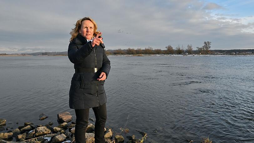 Bundesumweltministerin Steffi Lemke (Grüne) steht im Nationalpark Unteres Odertal am deutsch-polnischen Grenzfluss Oder.
