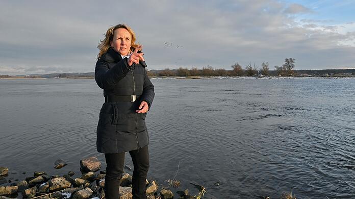 Bundesumweltministerin Steffi Lemke (Grüne) steht im Nationalpark Unteres Odertal am deutsch-polnischen Grenzfluss Oder.