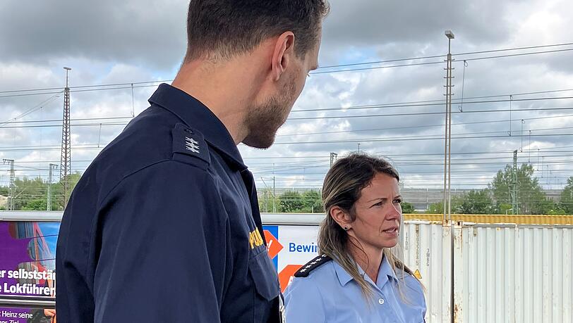 Sina Dietsch, Sprecherin der Bundespolizei München und Sebastian Hermann, Sprecher des Polizeipräsidiums München erklären die Gefahren an Bahnanlagen. Sina Dietsch, Sprecherin der Bundespolizei München und Sebastian Hermann, Sprecher des Polizeipräsidiums München erklären die Gefahren an Bahnanlagen.