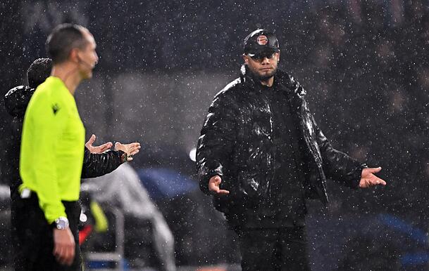 Ratlos! Bayern-Coach Vincent Kompany muss mit den Bayern in der Champions League wohl in die Playoffs. Ratlos! Bayern-Coach Vincent Kompany muss mit den Bayern in der Champions League wohl in die Playoffs.