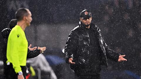 Ratlos! Bayern-Coach Vincent Kompany muss mit den Bayern in der Champions League wohl in die Playoffs.