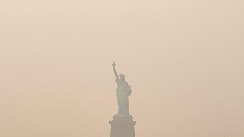 Mehrere Gro&szlig;st&auml;dte wie New York sind in Rauch geh&uuml;llt.
