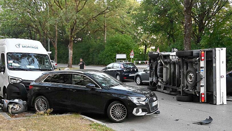 Nach dem Aufprall gegen den geparkten Audi beschädigt der Kleintransporter weitere parkende Fahrzeuge. Nach dem Aufprall gegen den geparkten Audi beschädigt der Kleintransporter weitere parkende Fahrzeuge.
