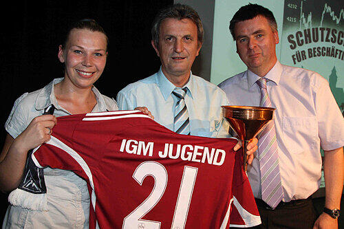 Abschied (v. l.): Christine Keul (IGM-Jugend) überreicht Jürgen Wechsler ein Trikot, Andreas Weidemann einen Nürnberger Trichter.