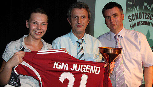 Abschied (v. l.): Christine Keul (IGM-Jugend) überreicht Jürgen Wechsler ein Trikot, Andreas Weidemann einen Nürnberger Trichter. Abschied (v. l.): Christine Keul (IGM-Jugend) überreicht Jürgen Wechsler ein Trikot, Andreas Weidemann einen Nürnberger Trichter.