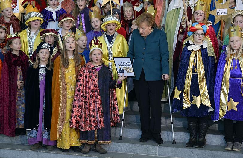 Kanzlerin Angela Merkel empfängt die Sternsinger im Kanzleramt. Sie ist nach ihrem Skiunfall auf Krücken unterwegs.