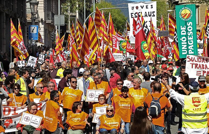 Demonstranten nehmen an einer Kundgebung gegen Haushaltskürzungen und wirtschaftlichen Sparpolitik in Barcelona teil. Die Kundgebung stand unter dem Motto "Für eine soziale Katalonien" zugunsten der Sozial-und Arbeitsrechte.