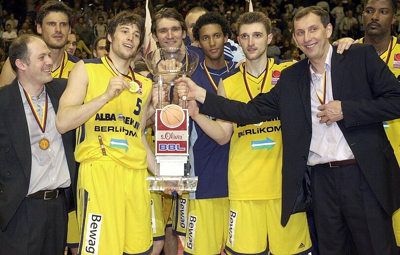2002 holte Emir Mutapcic (rechts) als Cheftrainer mit Alba Berlin nicht nur die Meisterschaft, sondern auch den Pokal. Links neben ihm: Bayerns heutiger Sportdirektor Marko Pesic.