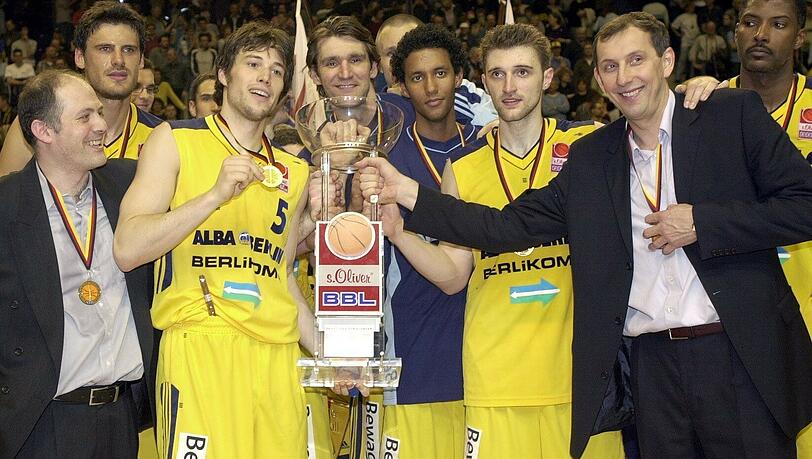 2002 holte Emir Mutapcic (rechts) als Cheftrainer mit Alba Berlin nicht nur die Meisterschaft, sondern auch den Pokal. Links neben ihm: Bayerns heutiger Sportdirektor Marko Pesic. 2002 holte Emir Mutapcic (rechts) als Cheftrainer mit Alba Berlin nicht nur die Meisterschaft, sondern auch den Pokal. Links neben ihm: Bayerns heutiger Sportdirektor Marko Pesic.