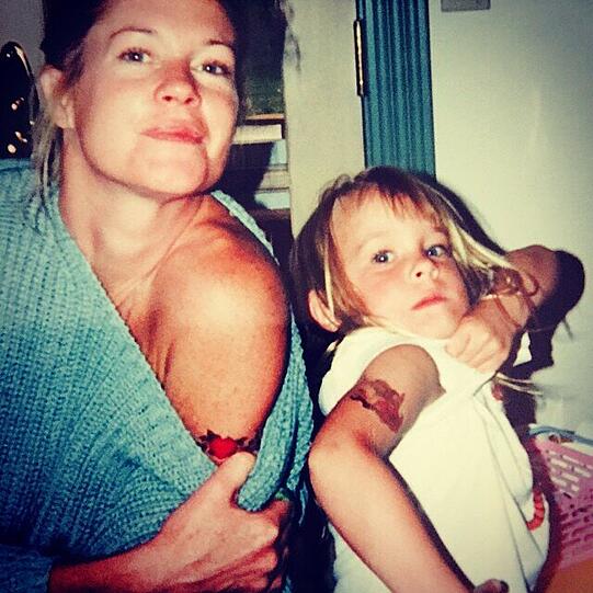 Tattoo-Check: Melanie Griffith und Tochter Dakota in frecher Pose. Das Tattoo der Kleinen ist übrigens nicht echt, das der Mama schon.