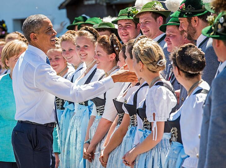 Oberbayerisches Begrüßungskomitee: Kanzlerin Angela Merkel und US-Präsident Barack Obama werden im 2000-Einwohner-Dorf Krün von Trachtlern empfangen.