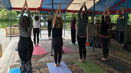 Yoga im Zelt.   