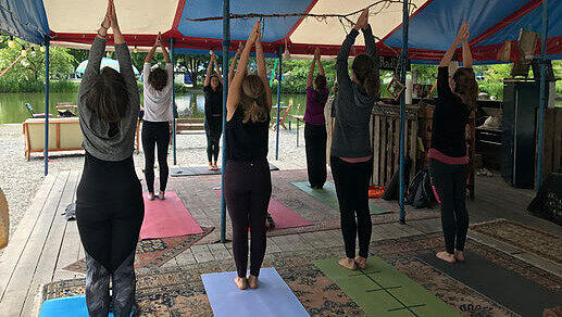 Yoga im Zelt. Yoga im Zelt.