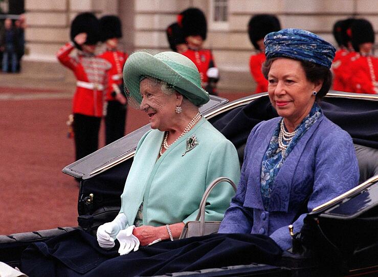 Beide standen nach Queen Elizabeths II. Krönung 1953 in deren Schatten: Queen Elizabeth, die Queen Mum, und Prinzessin Margaret 1998 bei einer Parade zum Geburtstag der Queen. Die Queen Mum starb im Alter von 102 nur wenige Wochen nach dem Tod ihrer geliebten Tochter.