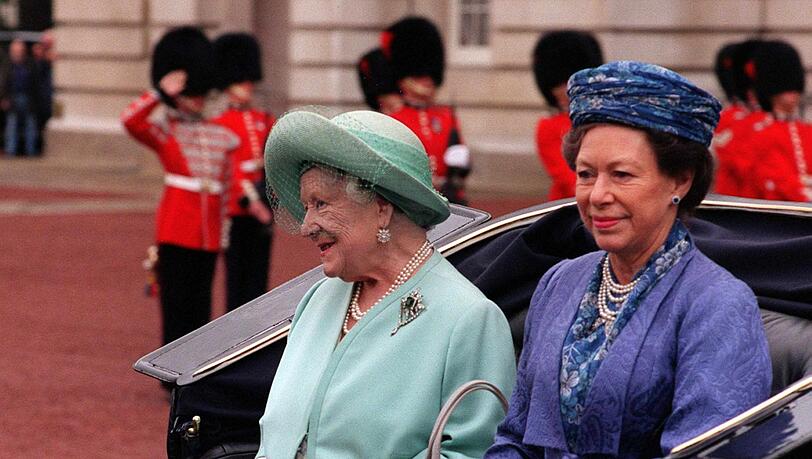 Beide standen nach Queen Elizabeths II. Krönung 1953 in deren Schatten: Queen Elizabeth, die Queen Mum, und Prinzessin Margaret 1998 bei einer Parade zum Geburtstag der Queen. Die Queen Mum starb im Alter von 102 nur wenige Wochen nach dem Tod ihrer geliebten Tochter. Beide standen nach Queen Elizabeths II. Krönung 1953 in deren Schatten: Queen Elizabeth, die Queen Mum, und Prinzessin Margaret 1998 bei einer Parade zum Geburtstag der Queen. Die Queen Mum starb im Alter von 102 nur wenige Wochen nach dem Tod ihrer geliebten Tochter.