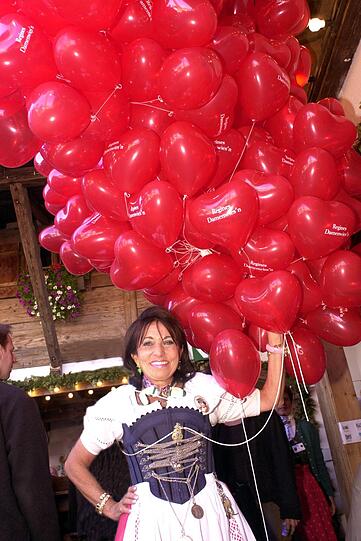 Die Königin der Wiesn: Regine Sixt hat Jahr für Jahr auf dem Oktoberfest mit Regines Damen-Wiesn für den gesellschaftlichen Höhepunkt gesorgt. 1200 Frauen haben 2019 mitgeschunkelt.
