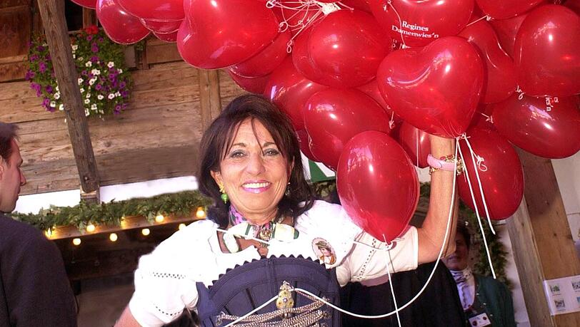 Die Königin der Wiesn: Regine Sixt hat Jahr für Jahr auf dem Oktoberfest mit Regines Damen-Wiesn für den gesellschaftlichen Höhepunkt gesorgt. 1200 Frauen haben 2019 mitgeschunkelt.