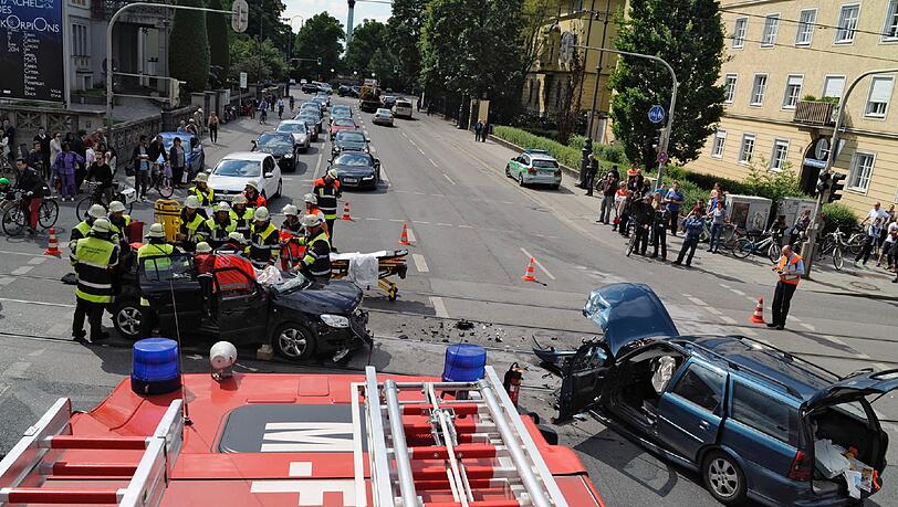 Frontalcrash an der Kreuzung Pinzregenten-/Ismaningerstraße. Frontalcrash an der Kreuzung Pinzregenten-/Ismaningerstraße.