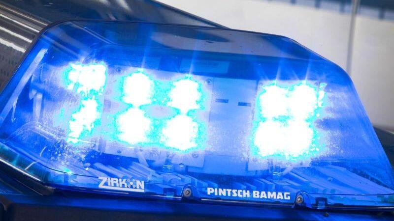 Ein Blaulicht leuchtet am auf dem Dach eines Polizeiwagens. Foto: Friso Gentsch/Archivbild