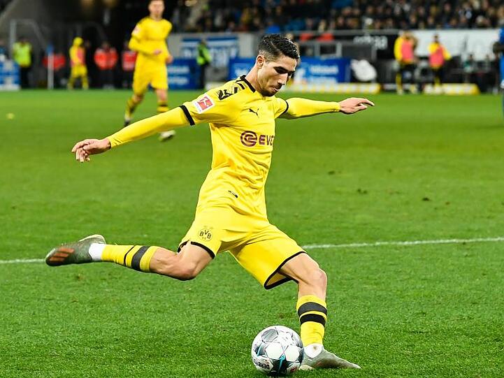 Dortmunds Achraf Hakimi spielt den Ball. Foto: Tom Weller/dpa/Archivbild