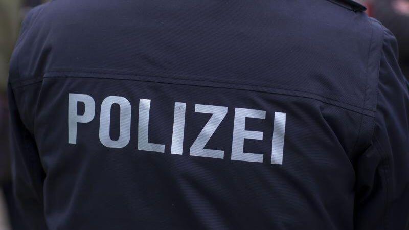 Polizist in Uniform. Foto: Jens Büttner/Archiv