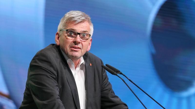 IG-Metall-Chef Jörg Hofmann: "Wir rechnen ungefähr mit 200.000 Arbeitsplätzen, die in Folge der Elektromobilität nicht mehr in der Branche zur Verfügung stehen."