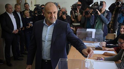"Ich erwarte, dass der Verstand und die Prinzipien in der bulgarischen Politik überwiegen": Präsident Rumen Radew bei der Stimmabgabe in Sofia.